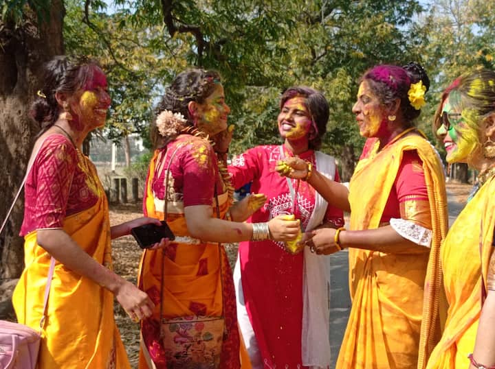 খেলব হোলি রঙ দেব না, তাই কখনও হয়? এই গানের সুরই যেন ছবিতে ফুটে উঠল। শিমূল-পলাশ রাঙা শান্তিনিকেতনে আজ চতুর্দিকেই রঙ। উৎসব।