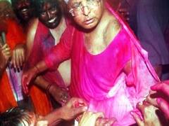 Holi 2022: लालू यादव के परिवार की ओर से आ गया होली का संदेश, पढ़ें कैसे RJD ने शायराना अंदाज में बिहार सरकार को घेरा