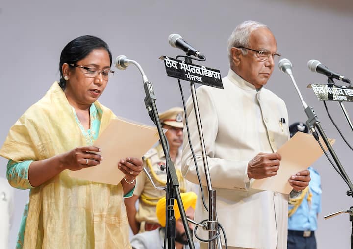 मान के मंत्रिमंडल में इकलौती महिला मंत्री डॉ बलजीत कौर ने कहा कि, “ मैं पंजाब के लोगों और पार्टी आलाकमान को धन्यवाद देती हूं. यह आप की अच्छी मानसिकता है कि उन्होंने एक महिला को कैबिनेट में शामिल किया है. मैं अपने सभी कर्तव्यों का ईमानदारी से निर्वहन करूंगी. एक महिला और डॉक्टर के रूप में, मैं महिलाओं और स्वास्थ्य क्षेत्र के विकास के लिए काम करूंगी.”