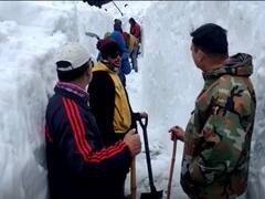 Uttarakhand News: केदारनाथ के पैदल मार्ग पर तेजी से चल रहा बर्फ हटाने का काम, जानिए कब तक होगा पूरा