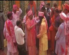 Yogi Adityanath Plays Holi : ঢাল-ঢোল, আবির-গুলাল, গোরক্ষপুরে লক্ষ জনতার মাঝে রথে যোগী