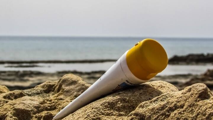 শুধু মুখ নয়, সানস্ক্রিন মাখতে হবে হাতে, গলায়, ঘাড়ে, কানেও। বাদ যাবে না ঠোটও। ফুলহাতা জামা পরে বেরোলেও অন্যথা হবে না। বাইরে বেরনোর আগে সময় নিয়ে তাই মেখে নিন সানস্ক্রিন।