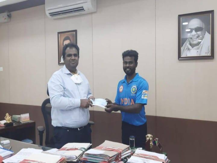 Collector helps disabled cricketer sachin shiva going to Bangladesh Sachin Shiva : வங்கதேசத்திற்கு செல்லும் மாற்றுத்திறனாளி கிரிக்கெட் வீரர் சச்சின் சிவா.. உற்சாகப்படுத்தி உதவிய மதுரை ஆட்சியர்..