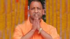 शपथग्रहण से पहले Yogi की Gorakhpur में Holi की 6 बड़ी तस्वीरें देखिए | Hindi