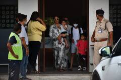 बच्चों के साथ हॉलीडे मनाकर मालदीव से लौटीं करीना कपूर, कैमरों को हैरत भरी नजरों से देखते रहे नन्हें जेह