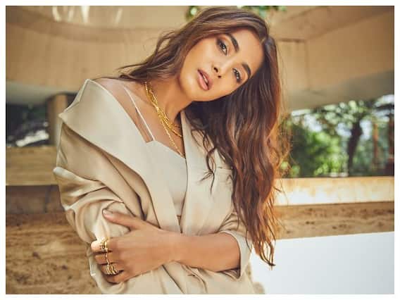 Pooja Hegde: పూజాహెగ్డే వీకెండ్ స్టైల్, స్టన్నింగ్ పోజులతో చంపేస్తోంది Pooja Hegde: పూజాహెగ్డే వీకెండ్ స్టైల్, స్టన్నింగ్ పోజులతో చంపేస్తోంది