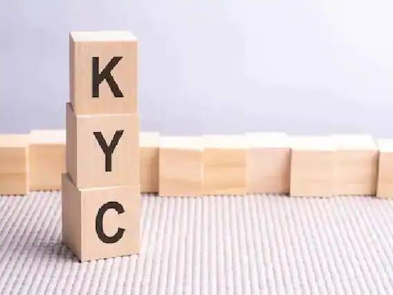 ব্যাঙ্ক অ্যাকাউন্টে কেওয়াইসি আপডেট না করা থাকলে তা দ্রুত সম্পূর্ণ করুন। উল্লেখ্য, ৩১ মার্চের আগে ব্যাঙ্কে আধার কার্ড নম্বর, মোবাইল নম্বর ও প্যানের বিস্তারিত সহ অন্যান্য নথি জমা দেওয়া জরুরি। তা না করলে ব্যাঙ্ক অ্যাকাউন্ট ফ্রিজ হয়ে যেতে পারে এবং ব্যাঙ্ক পরিষেবার সুবিধা পেতে পারবেন না।(PC: Freepik)