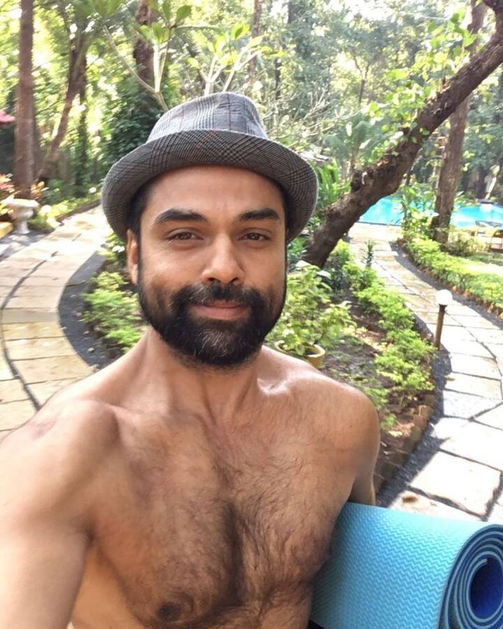 बॉलीवुड एक्टर अभय देओल का हॉलिडे होम गोवा में है. एक्टर के घर एक ग्लास मैंशन है, जहां बैठकर आप प्राकृतिक नजारें ले सकते हैं. रिपोर्ट्स के मुताबिक अभय देओल प्राकृति को अपने लाइफस्टाइल में बेहद खास जगह देते हैं. यही कारण है कि उनका हॉलिडे होम प्राकृति के बीच में है.