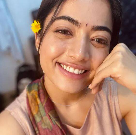 ਟਰੋਲ ਕਰਨ ਵਾਲਿਆਂ ਨੂੰ ਜਵਾਬ ਦਿੰਦੇ ਹੋਏ ਰਸ਼ਮਿਕਾ ਨੇ ਕਿਹਾ, ਮੈਂ ਨਹੀਂ ਚਾਹੁੰਦੀ ਕਿ ਰਕਸ਼ਿਤ ਨੂੰ ਕਿਸੇ ਵੀ ਤਰ੍ਹਾਂ ਨਾਲ ਮੁਸ਼ਕਿਲ 'ਚੋਂ ਗੁਜ਼ਰਨਾ ਪਵੇ। ਮੈਂ ਆਪਣੇ ਕੰਮ 'ਤੇ ਧਿਆਨ ਦੇ ਰਿਹਾ ਹਾਂ।