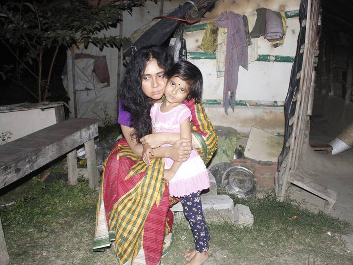 রাহুলের সঙ্গে প্রেমের সম্পর্কে জড়ায় পূজা। রাহুলের সঙ্গে প্রেমের এই সম্পর্ক মেনে নেয়নি পূজার পরিবার। রাহুলকে বিয়ে করে পরিবারকে থেকে পালিয়ে যায় পূজা। বিয়ের পর কয়েক মাস কেটে যাওয়ার পরেই অন্তঃসত্তা হয়ে পড়ে পূজা।