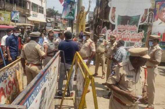 High Tension in Nuziveedu: MLA, TDP నాయకుల మధ్య ఉద్రిక్త వాతావరణం, పోలీసుల ఎంట్రీ | ABP Desam