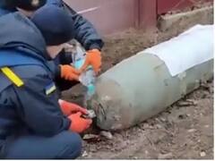 Viral: पाणी टाकत निष्क्रिय केला 'रशियन बॉम्ब', युक्रेनच्या नागिरकांचा अजब कारनामा; पाहा व्हिडीओ
