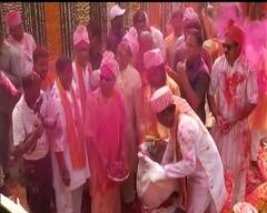 Yogi Adityanath Plays Holi : ঢাল-ঢোল, আবির-গুলাল, গোরক্ষপুরে লক্ষ জনতার মাঝে রথে যোগী