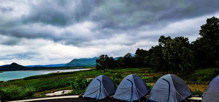 दरअसल जंगल के बीच बांगो बांध का निर्माण छत्तीसगढ़ के कोरबा जिले में हसदेव नदी पर किया गया है. यहां पहाड़ों से घिरे बांध में बीच में कई छोटे -छोटे द्वीप है. जो इसकी सुंदरता को बढ़ाते है. उसी छोटे द्वीप में से एक सतरेंगा भी है