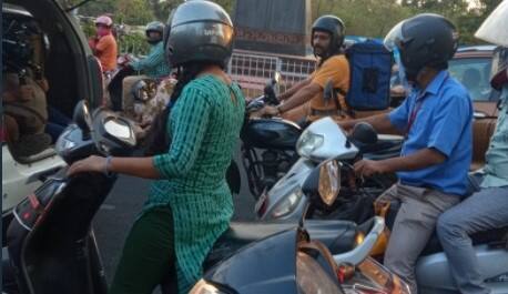 Comedy king kapil sharma's fan shares picture of him wearing food delivery rider outfit in Bhubaneshwar road Kapil Sharma बनला फूड डिलिव्हरी रायडर , चाहत्याने शेअर केलेल्या फोटोवर कपिल म्हणाला...