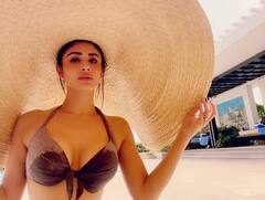 कोलंबो में मौनी रॉय ने दिखाया हुस्न का जलवा, बिकिनी पहन फ्लॉन्ट किया परफेक्ट फिगर