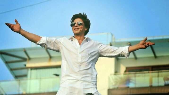 शाहरुख खान के मुंबई वाले घर मन्नत के बारे में तो सभी जानते हैं लेकिन उनके 'जन्नत' के बारे में बहुत ही कम लोगों को पता है. शाहरुख खान का जन्नत अलीबाग में 20 हजार स्कायर मीटर में बना है. इस आलीशान हॉलिडे होम में हेलीपैड, स्विमिंग पूल समेत कई लग्जरी सुविधाएं मौजूद हैं. शाहरुख ने छोटे बेटे अबराम के लिए खास तौर पर एक ट्री हाउस भी यहां बनवाया है.