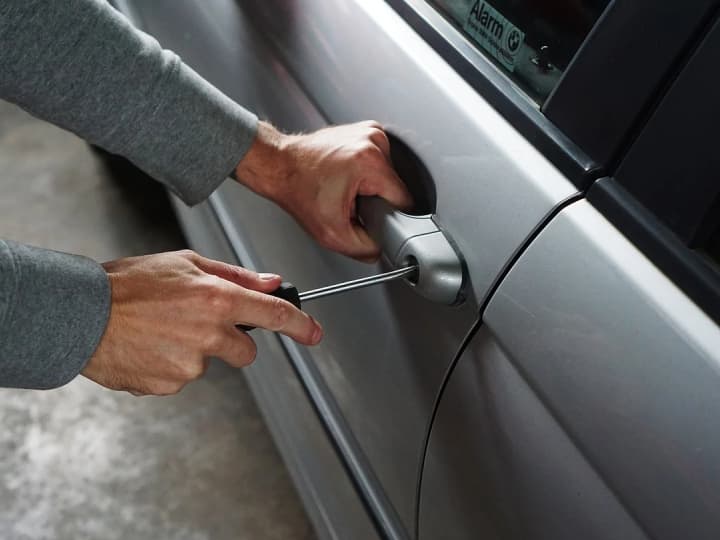 Car accessories to make it safe from thieves and prevent your car from being theft कार चोरी होने से बचाने के लिए फॉलो करें ये टिप्स, गाड़ी में लगवाएं कुछ जरूरी डिवाइस