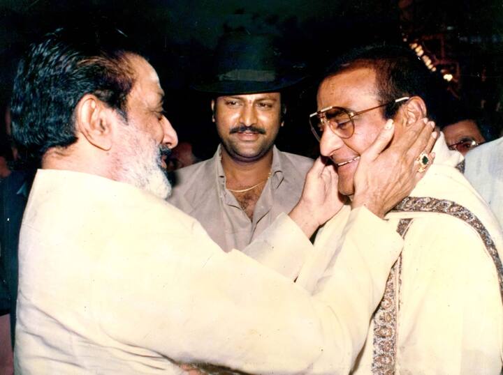 ఇద్దరు మహానటుల మధ్య.. - Image Credit: Mohan Babu/Twitter