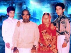 फैमिली फोटो में मां के कंधो पर हाथ रखकर फोटो खिंचवाता ये बच्चा है भोजपुरी जगत का सुपरस्टार, पहचाना क्या?