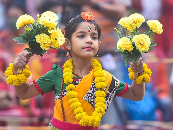 ' জমকালো উত্সব আমাদের সকলের জীবনে বয়ে আনুক সুখ, শান্তি, আনন্দ ও সমৃদ্ধি। বৈচিত্র, সৌহার্দ্য, ও সাম্যের চেতনা আমাদের অনুপ্রাণিত করুক। ' ট্যুইটে লিখেছেন মমতা বন্দ্যোপাধ্যায়।