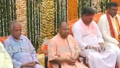 Holi: Gorakhpur में रंगोत्सव की धूम, भगवान नरसिंह की शोभायात्रा में शामिल हुए Yogi