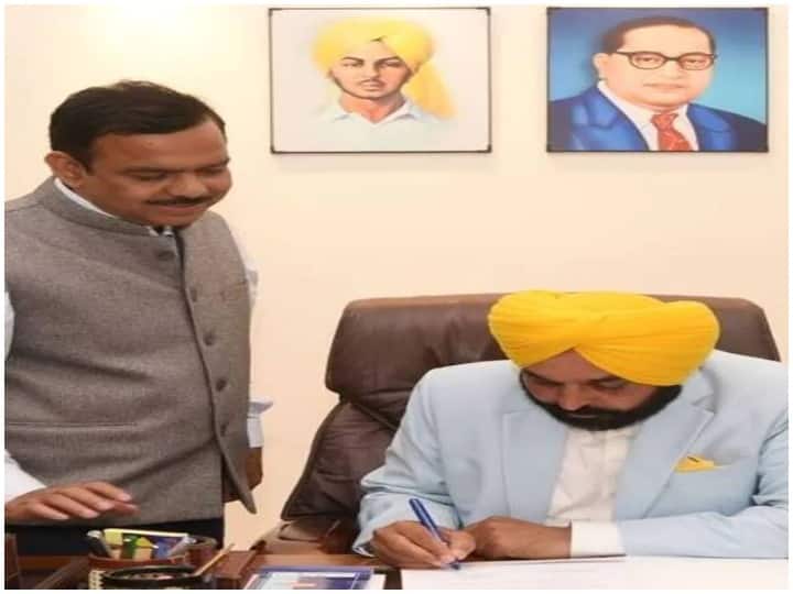 Punjab CM Bhagwant Mann Office in Controversy Due to Bhagat singh Photo Turban Color in Question पंजाब: सीएम भगवंत मान के ऑफिस में लगी भगत सिंह की तस्वीर पर बवाल, जानिए क्या है विवाद