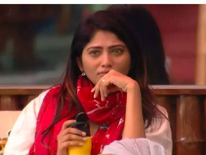 Bigg Boss Ultimate task: Julie being cornered Bigg Boss Ultimate: பிக்பாஸ் டாஸ்க்னாலும் நியாயம் வேண்டாமா? மயங்கி சரிந்த ஜூலி.. கொதிக்கும் ஃபேன்ஸ்!!