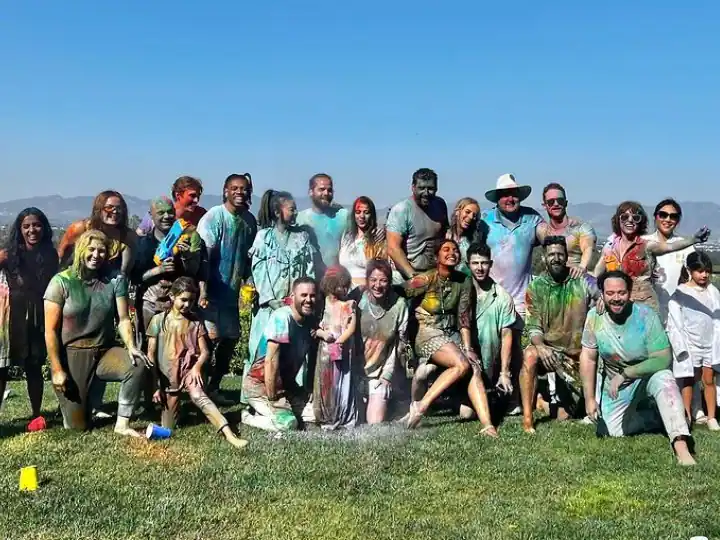 Priyanka Chopra and Nick Jonas celebrated Holi in LA with friends ਪ੍ਰਿਯੰਕਾ ਚੋਪੜਾ ਅਤੇ ਨਿਕ ਜੋਨਸ ਨੇ ਐੱਲ.ਏ 'ਚ ਦੋਸਤਾਂ ਨਾਲ ਮਨਾਈ ਹੋਲੀ, ਮਸਤੀ ਕਰਦਿਆਂ ਦੀ ਵੀਡੀਓਜ਼ ਆਈਆਂ ਸਾਹਮਣੇ