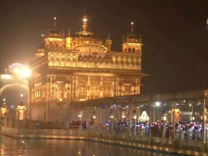 amritsar golden temple hola mohalla is being celebrated devotees reaching there in big number Hola Mohalla 2022: अमृतसर में होला मोहल्ला की धूम, 3 दिन तक चलने वाले इस पर्व में जानें क्या होता है खास