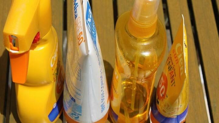 মাজন বা মাউথওয়াশের মতো সানস্ক্রিনও নিত্য প্রয়োজনীয় জিনিসের মধ্যে পড়ে। তাই সারাদিন বাইরের রোদে থাকলে ব্যাগে সানস্ক্রিন রাখুন অবশ্যই। কয়েক ঘণ্টা অন্তর মুখ পরিষ্কার করে মেখে নিন। কারণ বিশেষজ্ঞদের মতে, একবার সানস্ক্রিন মেখে রোদে বেরোলে কিছু ক্ষণের মধ্যে তার কার্যকারিতা কমে যায়। তাই অনেক ক্ষণ রোদে থাকলে সানস্ক্রিনও বার বার ব্যবহার করতে হবে।