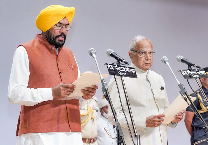 मान के मंत्रिमंडल में शामिल हुए कुलदीप सिंह धालीवाल ने कहा कि,”हम पंजाब के लोगों के लिए ईमानदारी से काम करेंगे. मैं राज्य के एक अल्पविकसित क्षेत्र से आता हूं और मेरी प्राथमिकता शिक्षा और स्वास्थ्य के लिए काम करना होगा.”