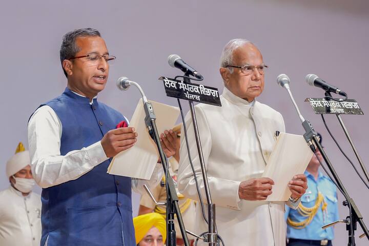 वहीं मान के कैबिनेट में शामिल हुए डॉ. विजय सिंगला बोले, “नशीली दवाओं की लत के कई मुद्दे हैं, बेरोजगारी हैं जिनका समाधान अभी बाकी है और हमें इन सभी मुद्दों पर काम करना होगा. पंजाब में तरक्की करनी है तो हमें विपक्ष के समर्थन की जरूरत पड़ेगी.”