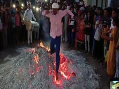 Holi 2022: डूंगरपुर जिले में होलिका दहन के जलते अंगारों पर ग्रामीण नंगे पावं लगाते हैं दौड़, जानिए क्या है मान्यता