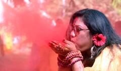 Holi 2022 : আবিরে-রঙে বসন্ত-বরণ, আজও শহর জুড়ে উড়ছে গুলাল, দেখুন ছবি