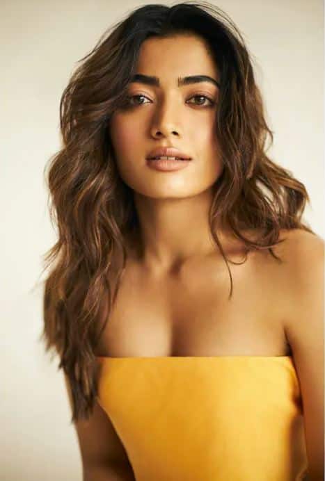 ਰਸ਼ਮਿਕਾ ਮੰਡਾਨਾ ਦੇ ਵਰਕਫਰੰਟ ਦੀ ਗੱਲ ਕਰੀਏ ਤਾਂ ਅਭਿਨੇਤਰੀ ਕੋਲ ਕਈ ਵੱਡੀਆਂ ਫਿਲਮਾਂ ਹਨ। ਪੁਸ਼ਪਾ 2 ਦੇ ਨਾਲ-ਨਾਲ ਇਹ ਅਦਾਕਾਰਾ ਕਈ ਬਾਲੀਵੁੱਡ ਫਿਲਮਾਂ ਵੀ ਕਰ ਰਹੀ ਹੈ। ਰਸ਼ਮੀਕਾ ਦੀ ਪਹਿਲੀ ਬਾਲੀਵੁੱਡ ਫਿਲਮ 'ਮਿਸ਼ਨ ਮਜਨੂੰ' ਵੀ ਜਲਦ ਹੀ ਰਿਲੀਜ਼ ਹੋਣ ਜਾ ਰਹੀ ਹੈ।