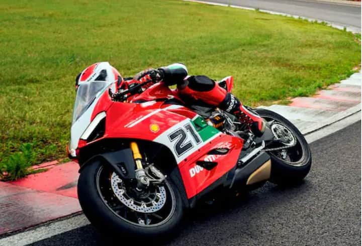এই 955 cc টুইন-সিলিন্ডার ইঞ্জিন 10,750 rpm-এ 155 hp-এর সর্বোচ্চ শক্তি ও 9,000 rpm-এ সর্বাধিক 104 Nm টর্ক জেনারেট   করে৷