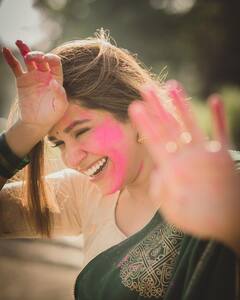 उड़ने दे गोरी गालों का गुलाल.. संस्कृती रंगली होळीच्या रंगात!