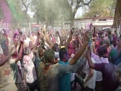 Holi 2022: यूपी पुलिस के जवानों ने जमकर खेली होली, डीजे की धुन पर थिरके 'थानेदार बाबू', देखें तस्वीरें