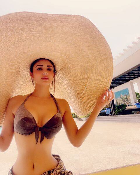 ప్రముఖ బాలీవుడ్ సీరియల్ నటి మౌని రాయ్ ఇటీవల తన బాయ్ ఫ్రెండ్ సూరజ్ నంబియార్ ను పెళ్లి చేసుకుంది. (Photo Courtesy: Mouni Roy Instagram)