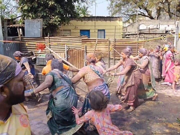 wife Husband beats with stick on Holi Festival, unique tradition in Miraj Sangli district Holi 2022 :  होळीनिमित्त पत्नीकडून पतीला मिळतो काठीने मार, सांगली जिल्ह्यातील मिरजमधील अनोखी परंपरा 