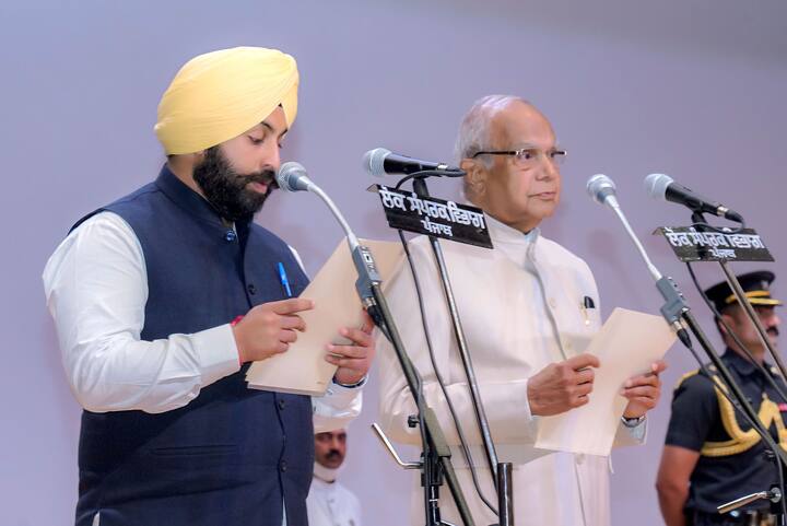 वहीं इस लिस्ट में शामिल हरजोत सिंह बैंस ने कहा कि, ”यह एक बड़ी जिम्मेदारी है. अरविंद केजरीवाल राजनीति में युवाओं का भरोसा वापस लाए हैं. हमें फिर से महाराजा रणजीत सिंह का पंजाब बनाना है. हम पंजाब को मॉडल बनाएंगे और 2024 में अरविंद केजरीवाल देश के पीएम होंगे.”