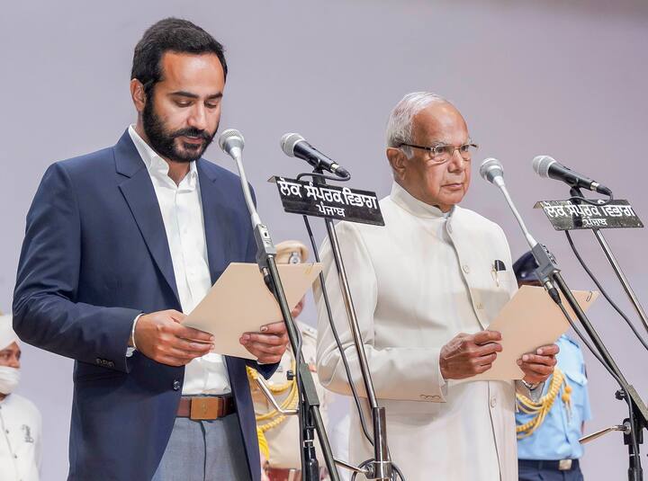 गुरमीत सिंह मीत हेयर शपथ लेने के बाद कहा, “मैं पार्टी नेताओं का आभारी हूं. यह एक बड़ी जिम्मेदारी है और मैं इसे ईमानदारी से निभाऊंगा. लोग हमें इसलिए लाए हैं क्योंकि वे पंजाब की भ्रष्ट व्यवस्था से नाराज थे. हमें भ्रष्टाचार को जड़ से उखाड़ना होगा.”