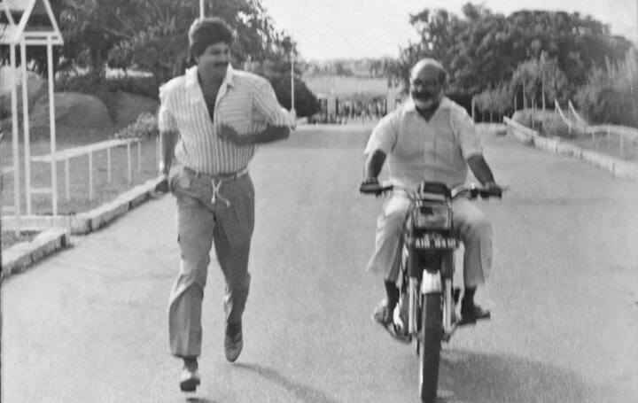 దర్శకుడు రాఘవేంద్ర రావుతో.. - Image Credit: Mohan Babu/Twitter