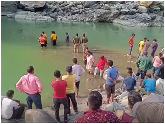 Uttarkashi News: होली खेलने के बाद नदी में नहाने गए दो युवकों की मौत, एक शव बरामद, दूसरे की खोज जारी Uttarkashi News: होली खेलने के बाद नदी में नहाने गए दो युवकों की मौत, एक शव बरामद, दूसरे की खोज जारी