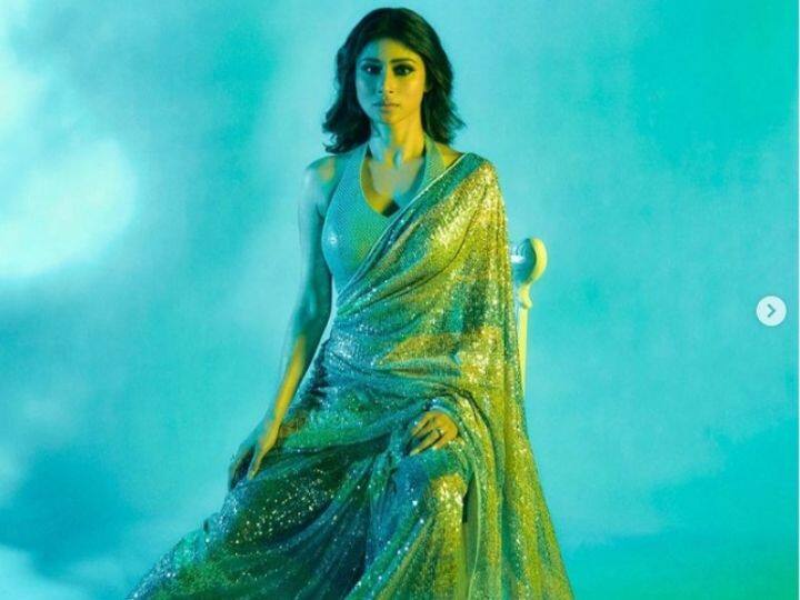 छोटे कपडे परिधान केल्याने तिची स्टाइल थोडी वेगळी दिसत आहे. त्यामुळे चाहत्यांकडून तिच्या फोटोंवर कमेंट्सचा वर्षाव होत आहे.