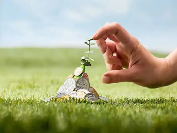 অর্থবর্ষ ২০২১-২০২২-এ আয়কর ছাড়ের সুবিধা পেতে চান, তাহলে অর্থবর্ষ শেষ হওয়ার আগে এলআইসি, পোস্ট অফিসে বিভিন্ন প্রকল্প সহ ট্যাক্স সেভিং প্রকল্পে লগ্নি করতে পারেন। এই প্রকল্পগুলিতে বিনিয়োগ করে ৮০ সি ও ৮০ ডি-র আওতায় করে ছাড়ের সুবিধা পেতে পারেন। (PC: Freepik)