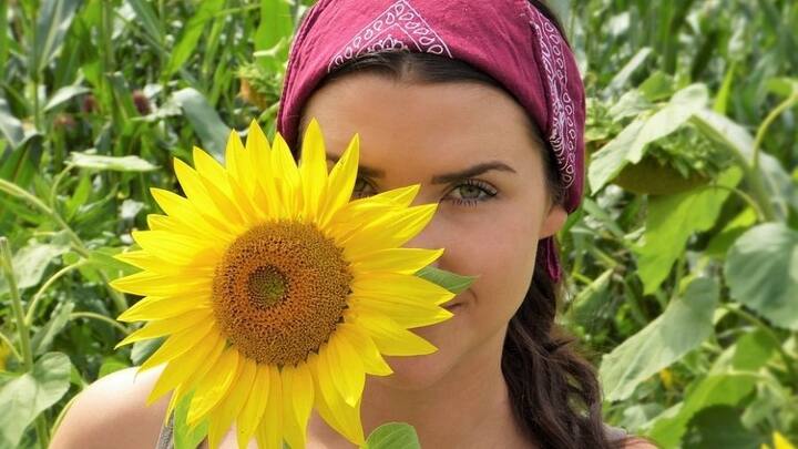 মুখ পরিষ্কার করে ধুয়ে, মুছে নিয়ে তবেই সানস্ক্রিন মাখুন। তার পর মেকআপ অন্য কিছু মাখার থাকলে মাখুন।