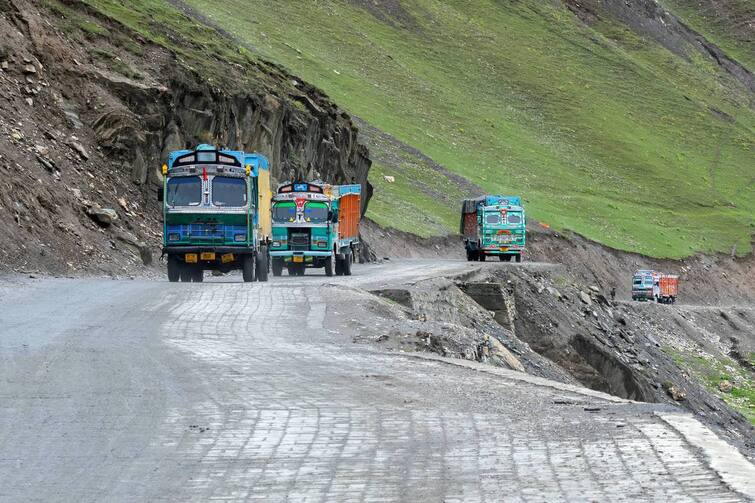 Srinagar-Leh highway reopens in record 73 days ਰਿਕਾਰਡ 73 ਦਿਨਾਂ 'ਚ ਖੋਲ੍ਹਿਆ ਸ਼੍ਰੀਨਗਰ-ਲੇਹ ਹਾਈਵੇ, ਪਹਿਲਾਂ ਬਰਫਬਾਰੀ ਕਾਰਨ ਮਹੀਨਿਆਂ ਤੱਕ ਰਹਿੰਦਾ ਸੀ ਬੰਦ