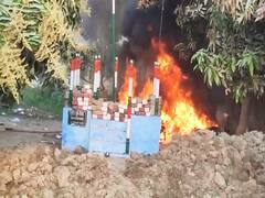 Bettiah News: डीजे संचालक की मौत के बाद लोगों ने काटा बवाल, थाना फूंका, पुलिस तक को खदेड़ा, गाड़ियों में लगाई आग